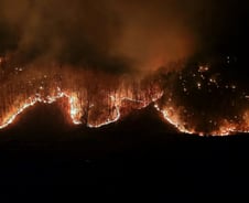 의성 산불, 강풍 타고 안동까지 번졌다…진화율 55%로 떨어져