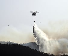산불 밤샘 진화…의성은 '강풍'에 피해지역 더 늘었다, 진화율 55%