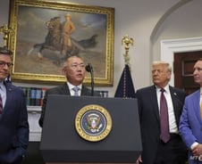 "현대차, 관세 면제"…트럼프와 나란히 선 정의선에 자동차株 고공행진