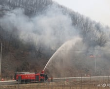 "숨 쉬기도 힘든 상황" 소방대원 지쳤는데…산불은 안동·청송도 위협