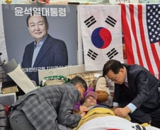 尹, '탄핵 반대' 단식하던 지지자와 통화…"숭고한 뜻 감사"