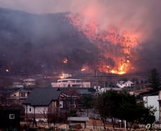 번지는 초대형 '의성 산불', 청송교도소 재소자 2600명도 대피