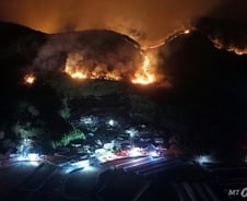 집·도로에 시신, 요양원 대피차량 폭발까지…산불에 18명 사망