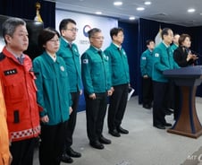 헬기 128대 띄워도 잡히지 않는 불길…2.7만명 대피 "역대 최악의 산불"