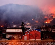18명 사망에 '여의도 60배' 쑥대밭..."역대 최악"의 산불 화마