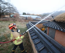 "안동 하회마을 쪽으로 연기 넘어와"…산불, 5㎞ 앞까지 번졌다