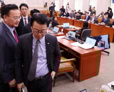 '尹 탄핵심판 선고일 신속지정 촉구 결의안', 野 주도로 법사위 통과