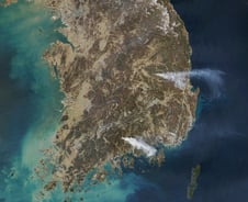 연기 뿜는 한반도…'나사 위성'에도 산불 찍혔다