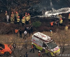 "전신주 걸려 추락"…'30년 노후 헬기' 끈 70대 기장, 산불 끄다 참변