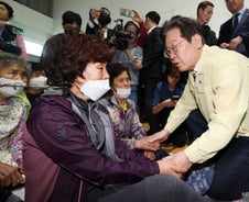 "정부가 뭐하냐" 뿔난 산불 이재민들···이재명 "야당이지만 노력"