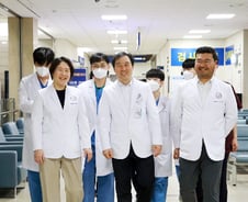 전립선 스텐트·결석 흡입 내시경 "최초 도입" 글로벌 기업들 '이 병원'에 줄섰다