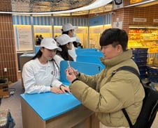 지갑·핸드폰 필요없네… '얼굴'만 있으면 결제 0.5초 만에 끝[르포]