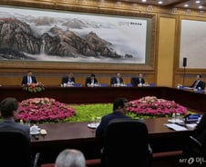 마오쩌둥과 루즈벨트 앞에 선 이재용과 정의선