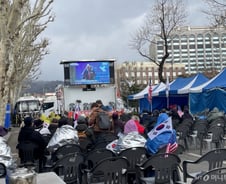 4월로 미뤄진 탄핵 선고에 장기화한 찬반집회…"지쳤다"