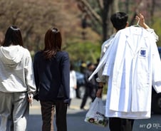 신규 의사 6년 치, 오늘 결정 나는데…"수강신청 거부" 신입생도 합류