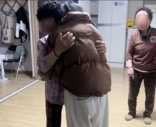 맨발로 도망 친 할머니…구호품 들고 온 시민 안고 엉엉 울었다