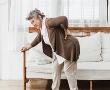 넘어지고 허리통증 심해진 여성…골절과 함께 진단받은 '뜻밖의 병명'