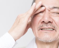 백내장 수술했는데 시력이 뚝…"왜 이러지" 눈 더 비볐다간