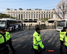 [단독]헌재 선고 앞두고 경찰 "정치적 의사 표시 말라" 긴급지시