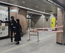 "그만 좀 미세요"…직장인도 관광객도 안국역 막힌 출입구 앞 '당황'