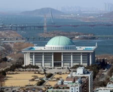 '尹 탄핵 선고' 앞두고 국회도 '긴장'…"3~6일 외부인 출입 제한"