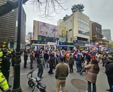 "더 가면 탄핵 찬성 집회인데" 50m 앞 반대 구호…헌재 주변 일촉즉발