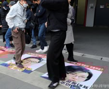 홈플러스 사태가 "약간의 언론 잡음"?…MBK 회장, 서한에 자화자찬만