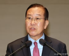 권영세, 與의원 전원에 책과 서한 전달…"미래 위해 尹 탄핵 기각돼야"