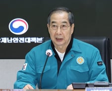 '산불 현장' 다시 방문한 한덕수 "편안한 주거 환경 가지도록 노력"