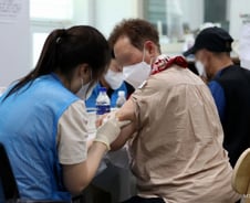 치매 위험 20% '뚝'…어르신들 꼭 맞아야 하는 '이 백신'