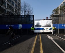 윤 측 "윤석열 대통령, 4일 탄핵선고일 불출석…혼잡 우려"