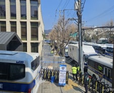 성조기 든 남성 지나가자 "안됩니다"…진공화 된 헌재 '폭풍전야'[르포]