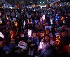 윤 대통령 탄핵심판 선고 15시간 전… 찬반 헌재 앞 '총집결'