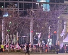 탄핵 선고 하루 앞두고 잠 못드는 밤..찬반 철야집회 총력전