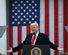 증시 폭락에도 트럼프 '자화자찬'…"관세로 1경원 들어와, 호황 누릴것"