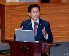 '尹 파면' 김문수 '보수 1강' 이어갈까…"대세 따라 줄 서려 할 것"