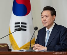 전군, 윤석열 전 대통령 파면에 사진 철거·소각