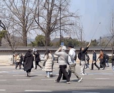 "오늘 발 뻗고 잘 수 있을 듯"…'윤 파면'에 들뜬 시민들, 집으로