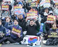 민주당, 尹 '전원일치' 파면에 "빛의 혁명" "일상을 회복하심을 축하"