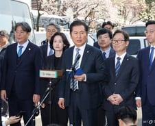 정청래, 尹 파면에 "닭 모가지를 비틀어도 새벽은 온다…사필귀정"