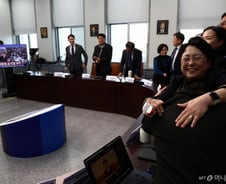 문형배 "파면" 선고에...1년째 '尹퇴진' 외친 조국혁신당 '눈물'