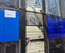 군복 입고 헬멧 쓴 곤봉남, 경찰버스 유리창 '퍽퍽'…현행범 체포