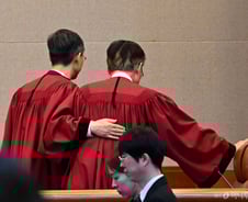 문형배, 퇴장하며 김형두 등 툭툭…'침 꿀꺽' 양측 대리인단 표정은