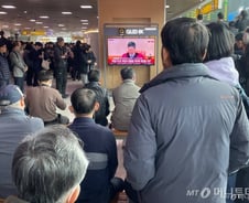 "윤석열을 파면한다" 서울역에서 박수 터졌다… 일부 시민은 고성