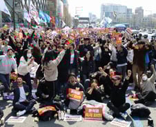 외신 '윤석열 파면' 긴급 타전…"정치적 혼란 마침표 찍었지만…"