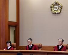 헌재 "선관위 압색, 영장없어 위법…법조인 위치 확인, 사법권 침해"