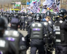 대통령 관저 주변 한강진역 '정상운행'…한남대로엔 '경찰 차벽'