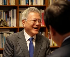 문재인 "尹 파면, 헌법과 정의의 이름으로 민주공화정 지켜낸 것"