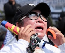 "파면이 웬 말" 욕설·탄식 뒤섞인 尹 지지자들, 마음 진정하려면