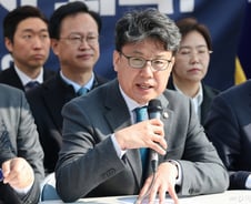 尹 파면…진성준 "끝 아냐, 혁명보다 중요한 것은 혁명 후 건설"